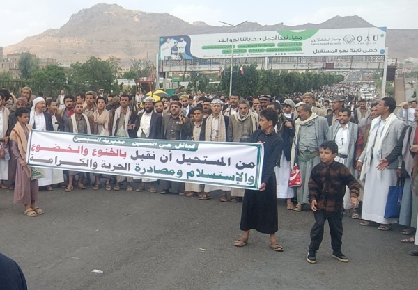 تدفق جماهيري غير مسبوق في مسيرة التحذير والنفير بصنعاء تدفق جماهيري غير مسبوق في مسيرة التحذير والنفير بصنعاء