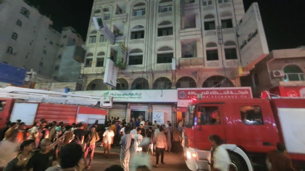 اندلاع حريق في عمارة الحظا بشارع صنعاء في الحديدة اندلاع حريق في عمارة الحظا بشارع صنعاء في الحديدة