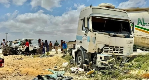 قتلى وجرحى بحادث شاحنة اسمنت وباص في حضرموت قتلى وجرحى بحادث شاحنة اسمنت وباص في حضرموت