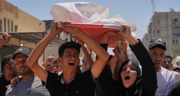 استشهاد ثمانية فلسطينيين في قصف للاحتلال جنازة تشييع وسط قطاع غزة استشهاد ثمانية فلسطينيين في قصف للاحتلال جنازة تشييع وسط قطاع غزة
