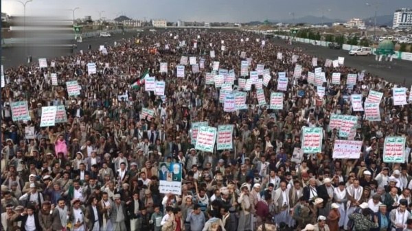حشود جماهيرية في 100 ساحة بتعز تأييدا لخيارات السيد القائد حشود جماهيرية في 100 ساحة بتعز تأييدا لخيارات السيد القائد