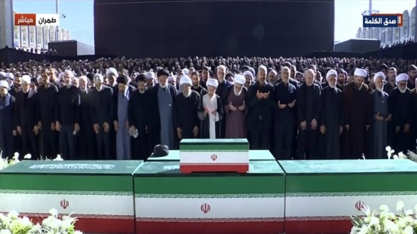 ملايين الإيرانيين يؤدون صلاة الجنازة على جثمان الشهيد علي الخامنئي وكوكبة من أسرته ملايين الإيرانيين يؤدون صلاة الجنازة على جثمان الشهيد علي الخامنئي وكوكبة من أسرته