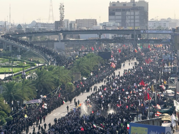 حشود مليونية تشارك في وداع الشهيد الخامنئي في النجف الأشرف حشود مليونية تشارك في وداع الشهيد الخامنئي في النجف الأشرف