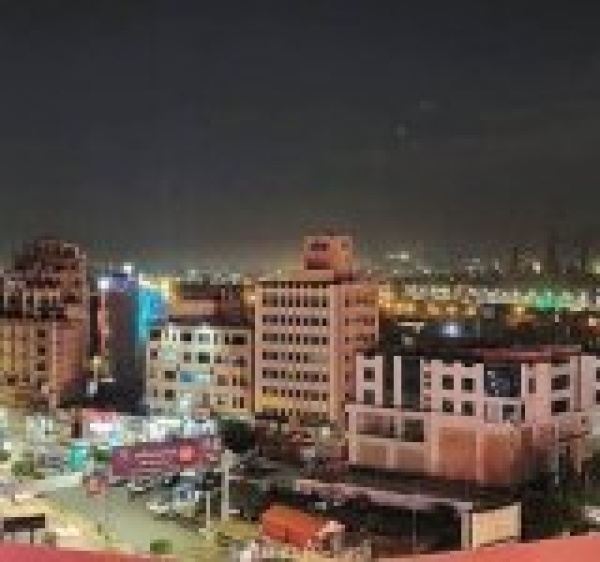 عدوان سعودي يستهدف حيا سكنيا في خط المطار بالعاصمة صنعاء