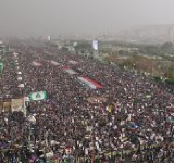 طوفان بشري في العاصمة صنعاء يعلن الجهوزية لمواجهة العدو السعودي طوفان بشري في العاصمة صنعاء يعلن الجهوزية لمواجهة العدو السعودي