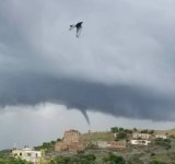تسجيل ظاهرة نادرة في بني مطر اثناء هطول امطار الجمعة صورة تسجيل ظاهرة نادرة في بني مطر اثناء هطول امطار الجمعة صورة