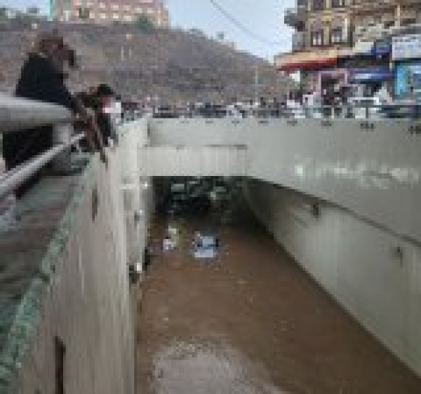 صنعاء غرق سيارات جراء امطار غزيرة وتحذيرات من سيول جارفة فيديو