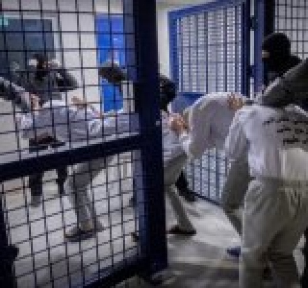 العدو الصهيوني يصدر ويجدد أوامر اعتقال إداري لـ34 فلسطينيا من الضفة