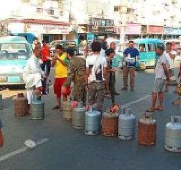 جرعة سعرية خانقة في عدن المحتلة تحالف العدوان يعاقب المواطنين جرعة سعرية خانقة في عدن المحتلة تحالف العدوان يعاقب المواطنين