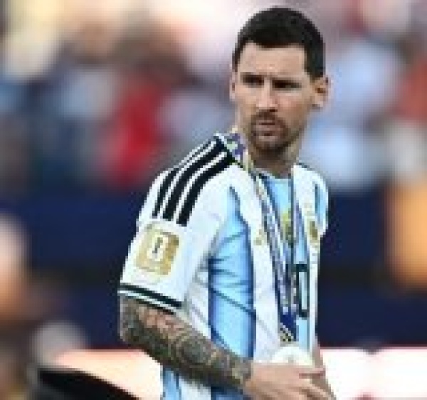 ميسي يعلن اعتزاله اللعب دوليا مع الأرجنتين ميسي يعلن اعتزاله اللعب دوليا مع الأرجنتين