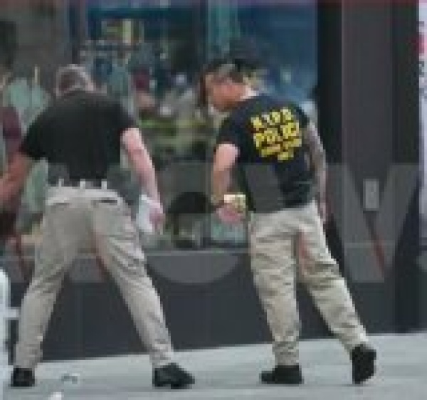 مقتل شخصين بينهم المهاجمة بعملية طعن في نيويورك مقتل شخصين بينهم المهاجمة بعملية طعن في نيويورك