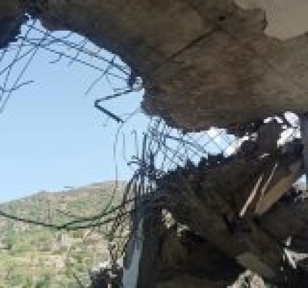 العدو السعودي يستهدف مدرسة ومناطق متفرقة في حيفان ومقبنة بتعز