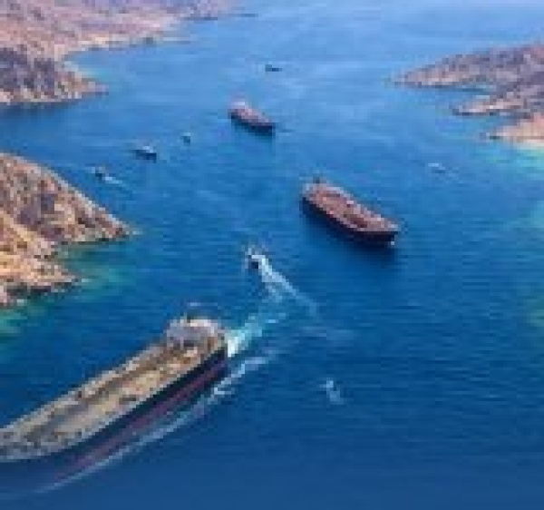 أسواق النفط تترقب إيران تطرح إعادة فتح هرمز خلال 7 أيام