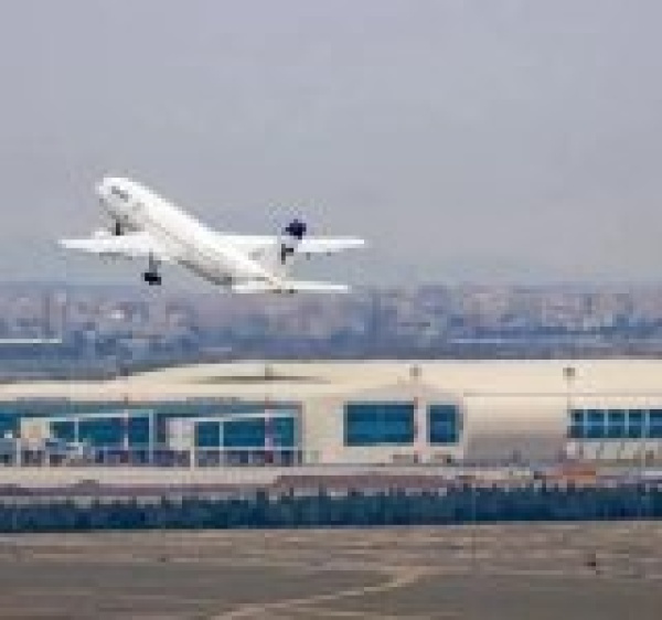 مطار الإمام الخميني في إيران يؤكد استمرار الرحلات إلى عدة وجهات