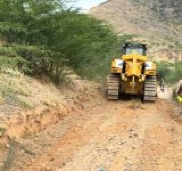 صنعاء تبدأ شق الطرق وكسر عزلة مديريات تعز المحررة صنعاء تبدأ شق الطرق وكسر عزلة مديريات تعز المحررة