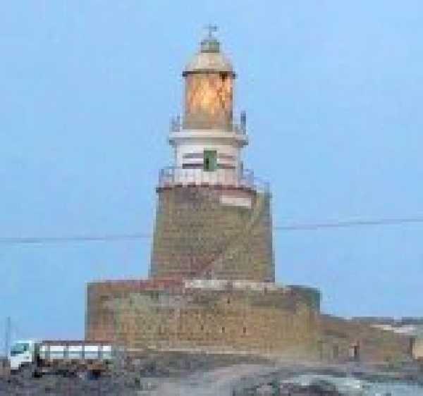 طيران العدو السعودي يستهدف فنار جزيرة ميون في باب المندب ما يهدد الملاحة طيران العدو السعودي يستهدف فنار جزيرة ميون في باب المندب ما يهدد الملاحة