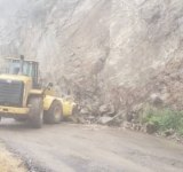 صنعاء تواصل تعبيد الطرق بمديريات تعز المحررة إزالة انهيارات بطول 15كلم بنقيل الصلو صنعاء تواصل تعبيد الطرق بمديريات تعز المحررة إزالة انهيارات بطول 15كلم بنقيل الصلو
