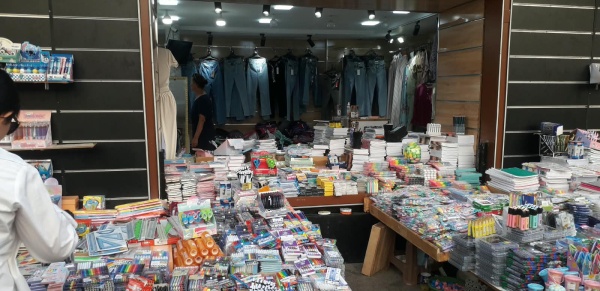 صور وسط العاصمة أطنان من الأدوات المدرسية ونهج اسبانيا يتحول إلى مكتبة كبرى