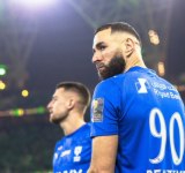 عقبة مالية تهدد رحيل بنزيما عن الهلال