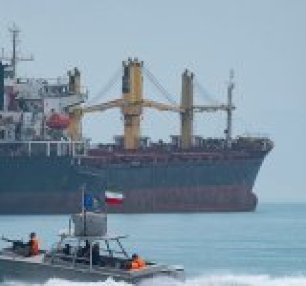 الحرس الثوري يحتجز ناقلة نفط إماراتية ويقتادها إلى ميناء بندر عباس