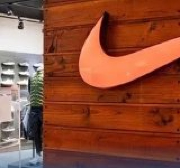 أسهم نايكي تهبط لأدنى مستوى في 12 عاما أسهم نايكي تهبط لأدنى مستوى في 12 عاما