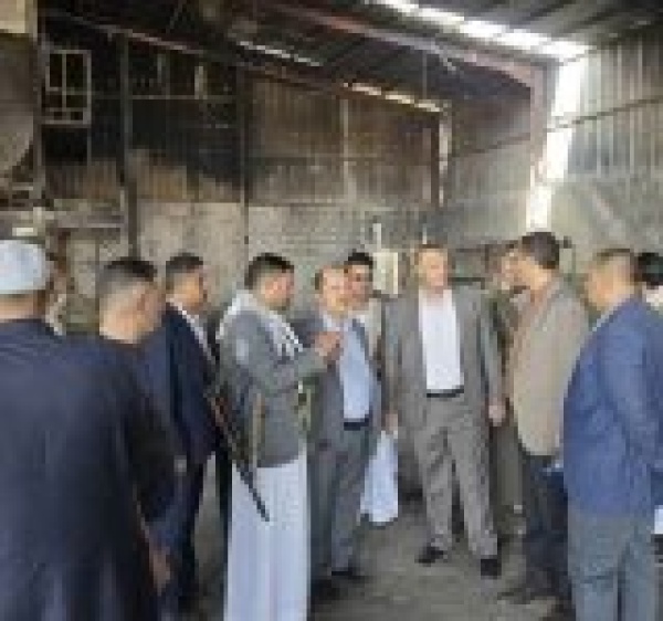 الاطلاع على أضرار استهداف العدو السعودي مصنع الإسفنج في صنعاء