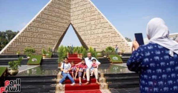 مواطنون يلتقطون الصور التذكارية أمام المنصة فى الذكرى 53 لانتصارات أكتوبر مواطنون يلتقطون الصور التذكارية أمام المنصة فى الذكرى 53 لانتصارات أكتوبر