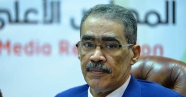 وزير الدولة للإعلام يهنئ الطفلة ميار وزيرة إعلام المستقبل ويدعوها للقائه