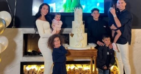 ملكة كلمة من نجل رونالدو تفاجئ جورجينا خلال رحلة على متن طائرة