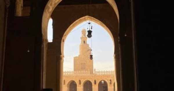 السياحة التعامل مع تجمع مياه بمنطقة قلعة الكبش خلف جامع أحمد بن طولون الأثري