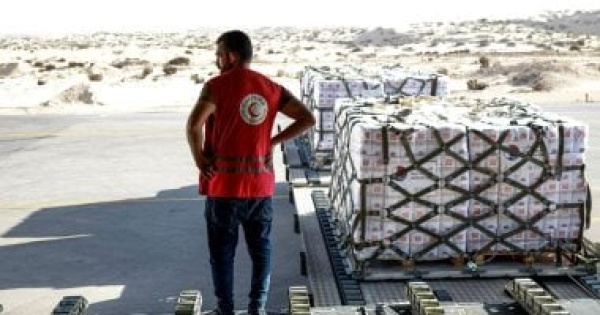 القاهرة الإخبارية الهلال الأحمر يدفع بالقافلة 2012 محملة بالمساعدات إلى غزة