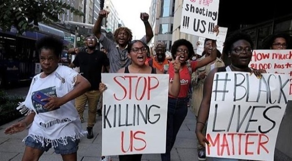 اندلاع تظاهرات بعد انتشار فيديو لمقتل شاب أمريكي من أصل إفريقي برصاص الشرطة