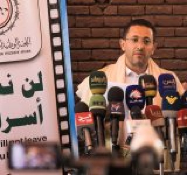 صنعاء تحتفل رسميا وشعبيا بعودة 210 أسرى محررين صنعاء تحتفل رسميا وشعبيا بعودة 210 أسرى محررين