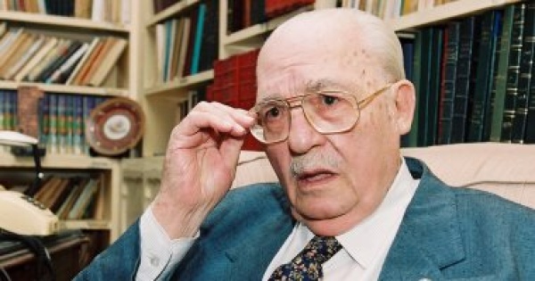 99 عاما على ميلاد ثروت أباظة لمحات من حياته 99 عاما على ميلاد ثروت أباظة لمحات من حياته