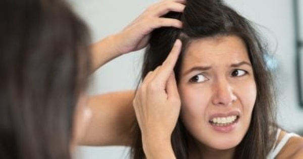 5 زيوت للشعر تزيد من حدة قشرة الرأس منها الزيوت العطرية