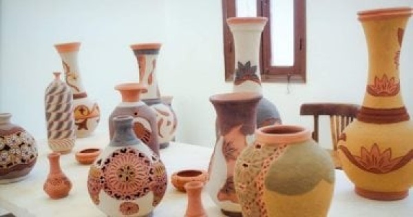 الرسم على الأوانى التراثية والمنزلية يجذب زوار ملتقى بدنة السياحي فى السعودية الرسم على الأوانى التراثية والمنزلية يجذب زوار ملتقى بدنة السياحي فى السعودية
