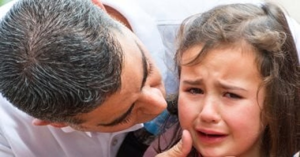 أنا مش عايز أروح المدرسة 10 طرق تساعدك على فهم مخاوف طفلك واحتوائه أنا مش عايز أروح المدرسة 10 طرق تساعدك على فهم مخاوف طفلك واحتوائه