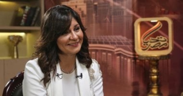 نبيلة مكرم تستمع لقصص سيدات وفتيات خلال انطلاق إنت قوية كده إزاى فيديو