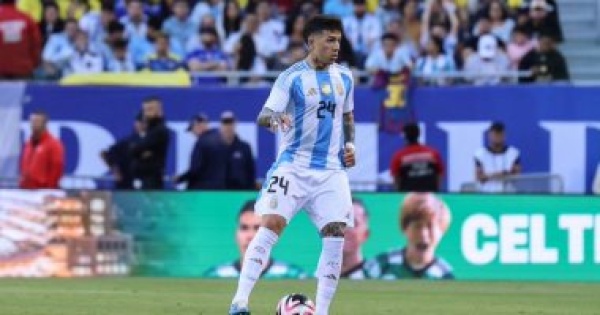 فيرنانديز يستفز جماهير إنجلترا ويثير الجدل قبل النهائي بصورة مع ميسي فيرنانديز يستفز جماهير إنجلترا ويثير الجدل قبل النهائي بصورة مع ميسي