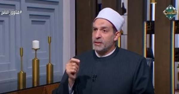 هل تصح صلاة الشاب بتيشيرت حمالات وبرمودا أمين الفتوى يجيب
