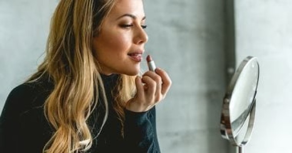الحر مش هيبوظ إطلالتك 5 أسرار لثبات المكياج لساعات طويلة الحر مش هيبوظ إطلالتك 5 أسرار لثبات المكياج لساعات طويلة