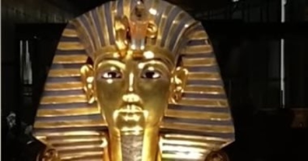 وجوه من الذهب لماذا غطى المصريون موتاهم بالمعدن الذى يشبه لحم الآلهة وجوه من الذهب لماذا غطى المصريون موتاهم بالمعدن الذى يشبه لحم الآلهة