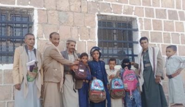 توزيع الحقيبة المدرسية لأبناء الجرحى والمعاقين والحالات النفسية بمديرية العشة بعموان توزيع الحقيبة المدرسية لأبناء الجرحى والمعاقين والحالات النفسية بمديرية العشة بعموان
