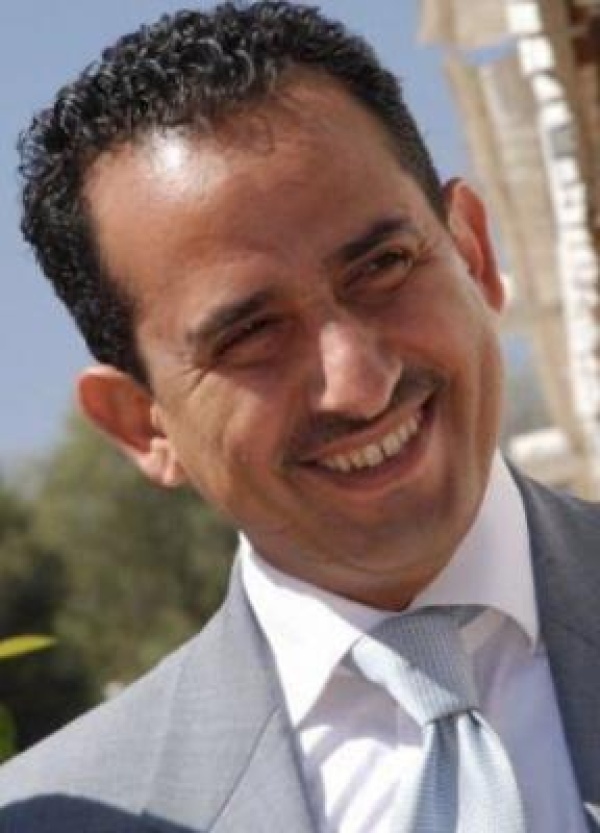 لفتة وفاء الأستاذ معاذ حمود الخميسي فارس الصحافة الرياضية ورائد الوفاء مع زملائه لفتة وفاء الأستاذ معاذ حمود الخميسي فارس الصحافة الرياضية ورائد الوفاء مع زملائه