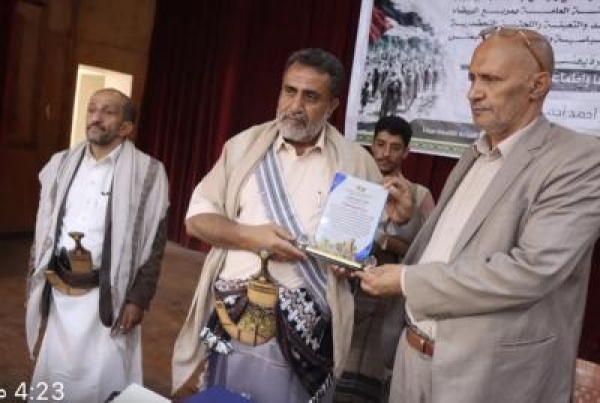 محافظ البيضاء يكرم رئيس جامعة البيضاء الدكتور أحمد العرامي بدرع المحافظة محافظ البيضاء يكرم رئيس جامعة البيضاء الدكتور أحمد العرامي بدرع المحافظة