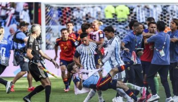 عقب اشتباكات الأرجنتين وإسبانيا قرار مفاجئ من الفيفا بعد نهائي كأس العالم 2026 عقب اشتباكات الأرجنتين وإسبانيا قرار مفاجئ من الفيفا بعد نهائي كأس العالم 2026