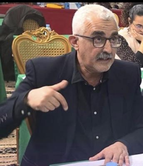 ب ع ض م ن م ج ل س عليها جال س