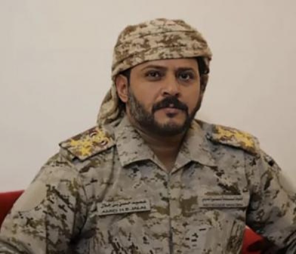 فيديو متداول يثير الغضب مسؤول في حكومة العليمي يستعرض الأموال في ملهى ليلي بالقاهر