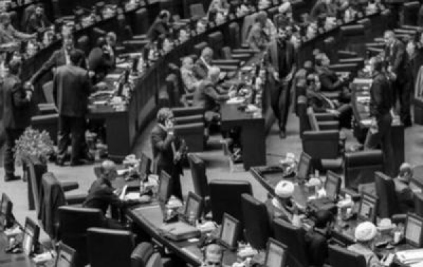 الحرب أم التفاوض سؤال يشق أجنحة النظام الحرب أم التفاوض سؤال يشق أجنحة النظام