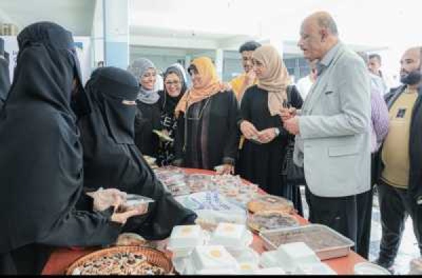 كليتا الطب وطب الأسنان بجامعة عدن تنظمان طبق ا خيري ا لدعم مسجد حرم الكليات الطبية كليتا الطب وطب الأسنان بجامعة عدن تنظمان طبق ا خيري ا لدعم مسجد حرم الكليات الطبية
